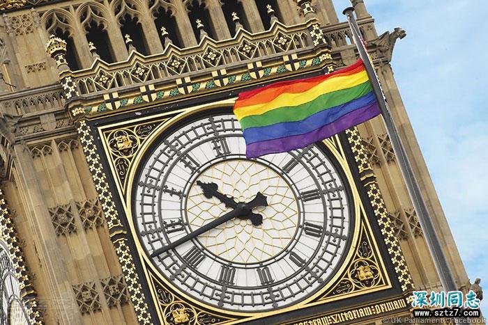 英国议会大厦首次亮起彩虹灯，迎接伦敦同志巡游