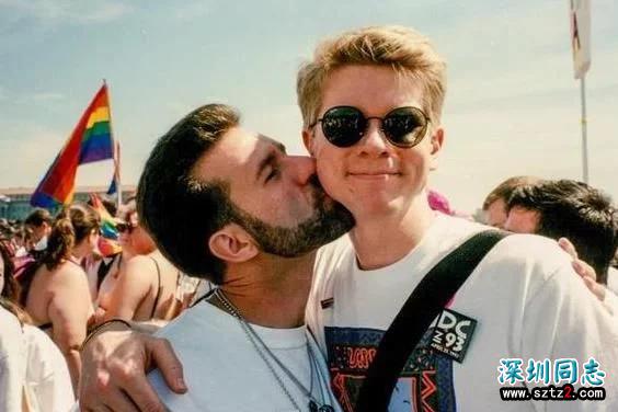 同性恋人难持久？这对恋人晒25年前照片反驳这一说法！