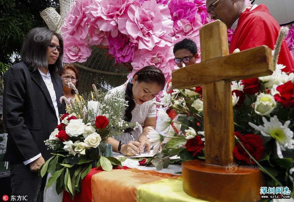 菲律宾教堂为9对同性恋新人举行集体婚礼