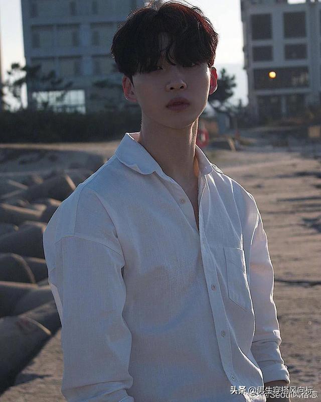 韩国模特兼演员金江珉，身穿白衬衫的干净大男孩
