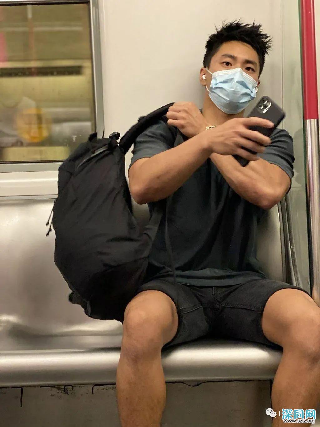 肌肉男因太帅在地铁被偷拍，脱掉衣服后网友炸了