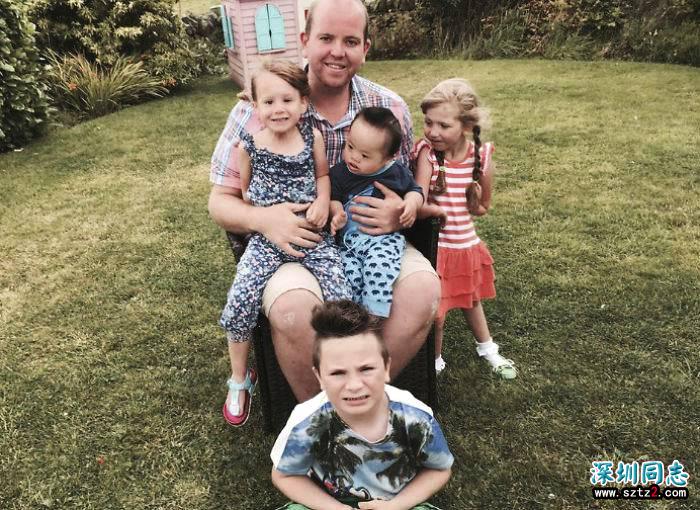 33岁英国单身男士，领养4个患病孩子却备受质疑，只因他是同性恋