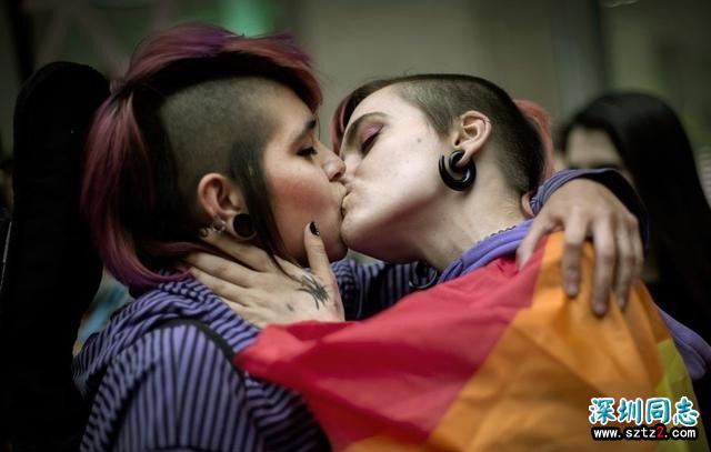 同性恋们穿起彩虹衣，男人扮成女人，庆祝“国际不再恐同日”