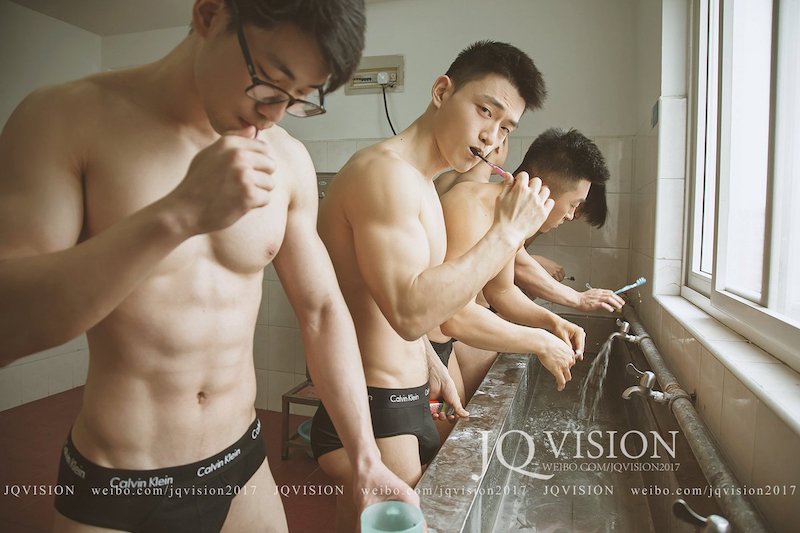 摄影师捕捉上海体育大学男宿舍,体育生性感写真