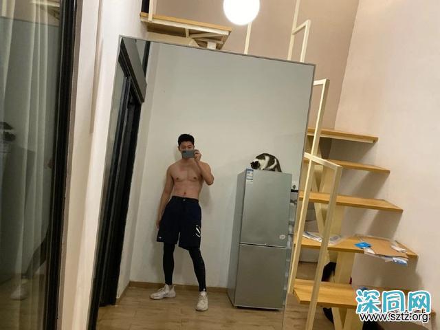高又高又壮的肌肉帅哥，多张自拍迷人眼！