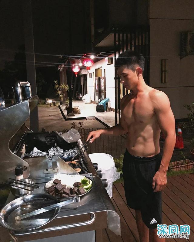 与吴青峰陈意涵合影的羽毛球小哥走红，网友：体会到萧亚轩的快乐