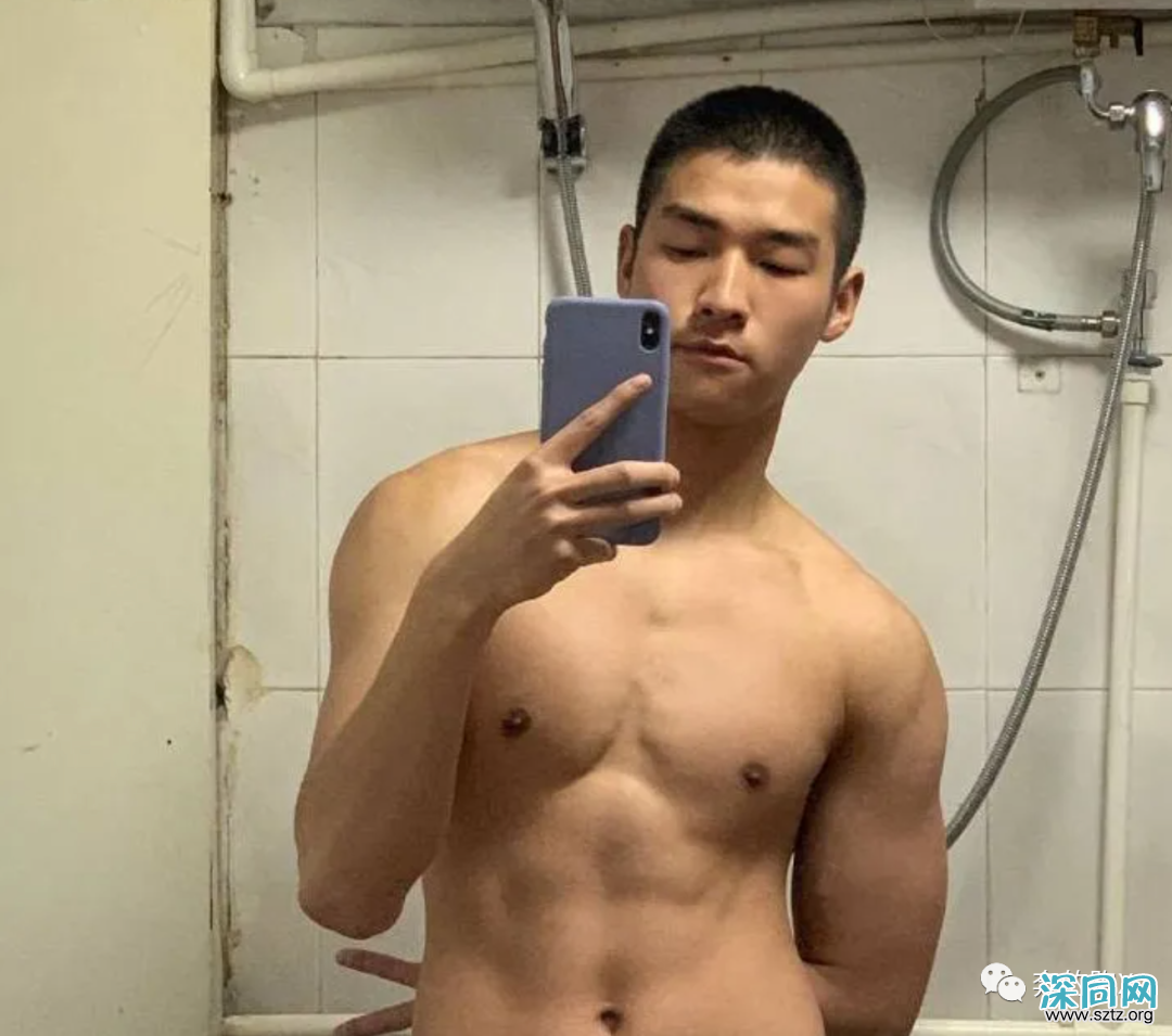 大鼻子爷们兵哥哥浴室自拍，爱了